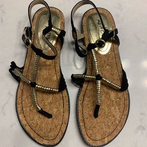 Kenneth Cole Reaction strappy flat black and gold sandals size 7.5